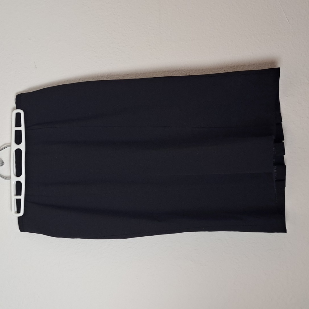 WORTHINGTON Black Skirt pleated in the back 27" Long Size 4